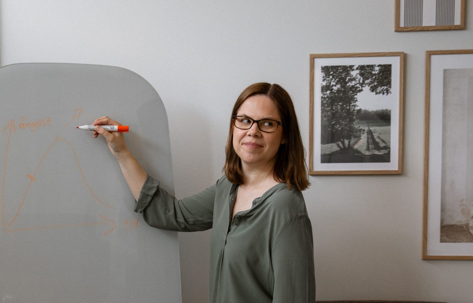 Handledning i KBT - psykolog Andrea Sjöström skriver på whiteboard