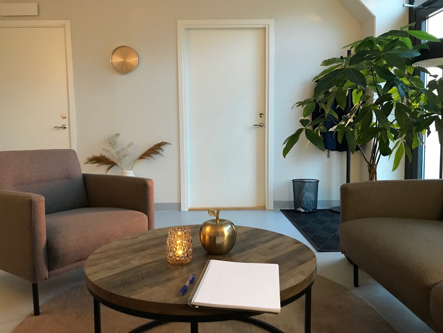 Samtalsterapi Linköping - soffgrupp inne på psykologmottagningen i Vallastaden