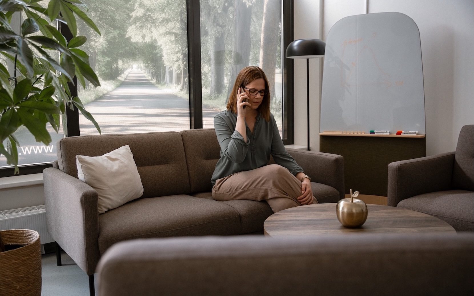 Ring Parametra - psykolog Andrea Sjöström sitter på mottagningen och svarar i telefon