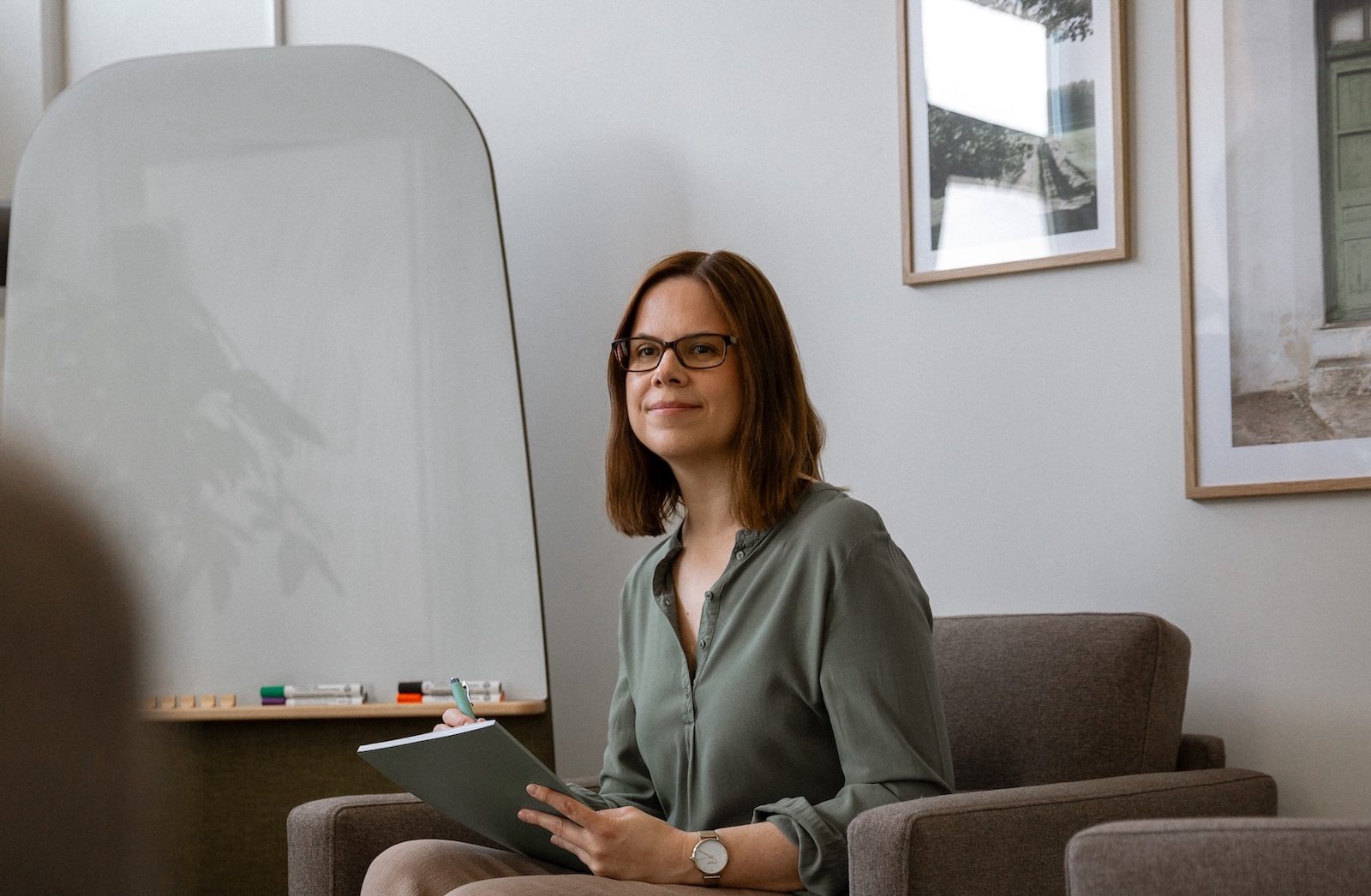 KBT i Linköping - Andrea Sjöström psykolog och psykoterapeut sitter i ett terapisamtal