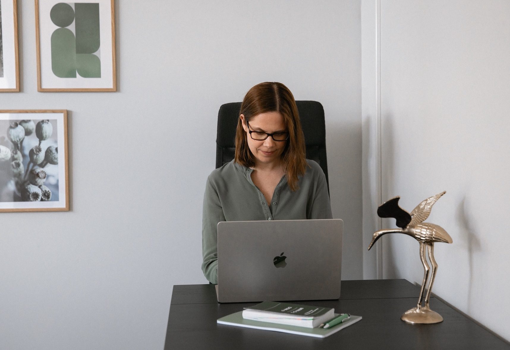 Verksamhetshandledning - psykolog Andrea Sjöström sitter vid laptop och handleder digitalt