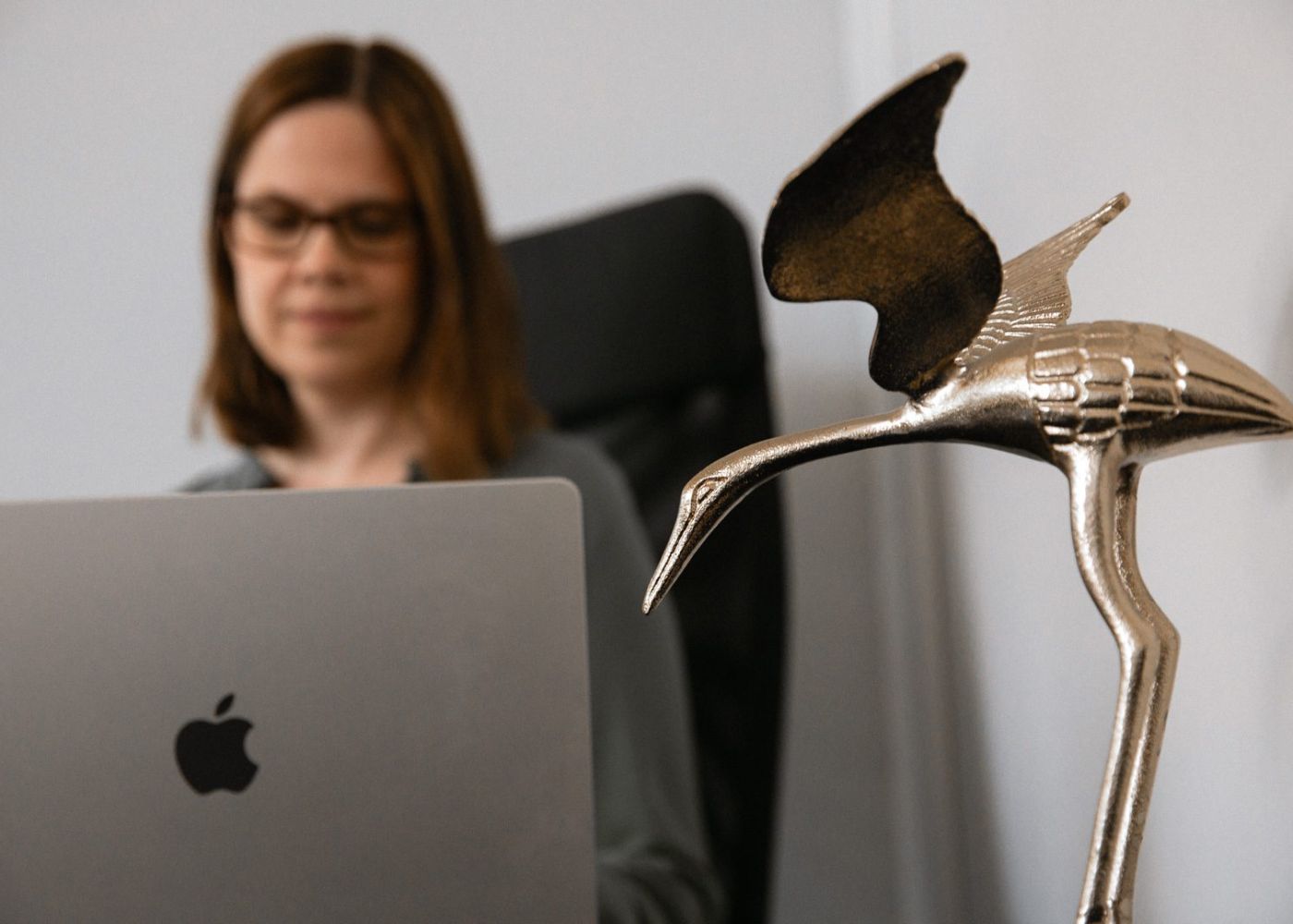 Psykologen svarar på vanliga frågor - Andrea Sjöström sitter med laptop